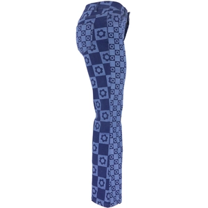 Détail du jean évasé taille haute bleu foncé avec motifs à carreaux et fleurs