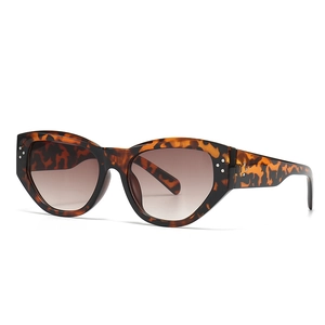 Moderne Cat-Eye-Sonnenbrille mit Schildpatt-Muster und elegantem Drei-Punkt-Nietendesign