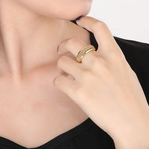 Gros plan d'une bague rotative en acier inoxydable doré à motif maillé