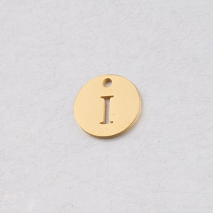 Détail d'un pendentif rond de 12mm en acier doré avec lettre I découpée pour bijoux DIY