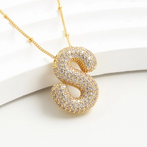 Collana con ciondolo a lettera S placcata in oro con pavé di zirconi cubici
