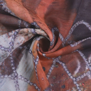 Vue macro détaillée du tissu en maille avec imprimés floraux marron-rouge et gris-bleu