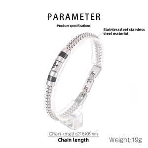 Dettaglio del bracciale uomo in acciaio inossidabile con incisione Albero della Vita