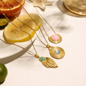 Colliers en acier inoxydable plaqué or 18K avec pendentifs en résine et décor d'agrumes