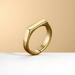 Detailansicht eines minimalistischen Goldrings aus Titanstahl mit flacher Oberseite