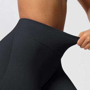 Detail der High-Waist Yoga-Leggings mit hoher Elastizität und geripptem Kompressionsbund