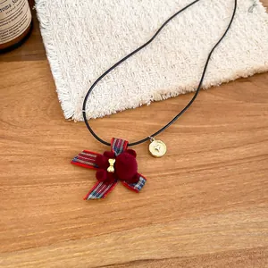 Collana con ciondolo orsetto floccato, fiocco scozzese e dettaglio cuore dorato