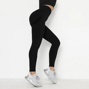 Dettaglio dei legging neri a vita alta con trama traspirante ed effetto modellante glutei