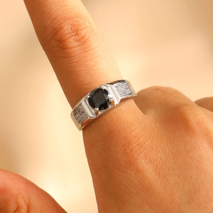 Makroaufnahme von Silberring mit schwarzem Hauptstein und seitlichem Pavé-Mikro-Inlay