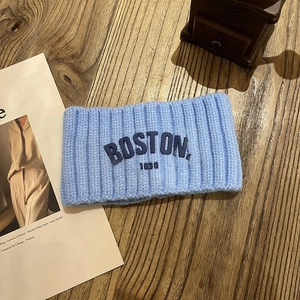 Gros plan détaillé du bandeau en tricot bleu clair avec broderie Boston 1630 d'hiver