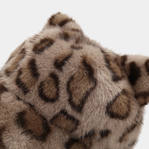 Dettaglio della trama in pelliccia sintetica maculata sulla superficie del cappello