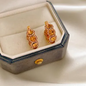 Elegante vergoldete Creolen mit bernsteinfarbenen Kristallen und Diamanten in Samtbox