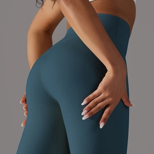 Gros plan du legging de yoga taille haute bleu sarcelle avec coutures sculptantes