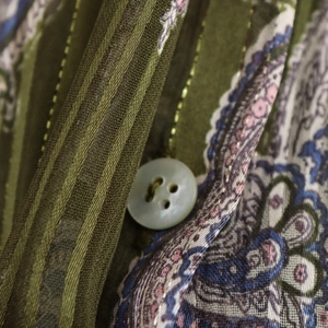 Retro paisley print shirt with metallic threads and a white button on high-quality fabric