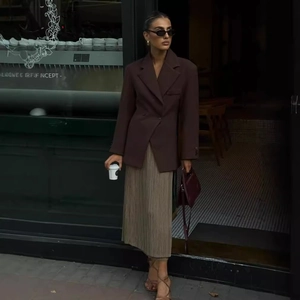 Elegante blazer sfiancato marrone scuro da donna con gonna a pieghe beige look urbano