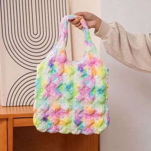 Détail du sac cabas gaufré à bulles colorées avec motif dégradé et texture popcorn