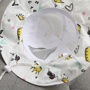 Cappello da sole bianco per neonati con stampa a corona, fodera in rete e laccio regolabile