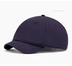 Détail de la casquette bleue à bord court montrant la texture du tissu sergé
