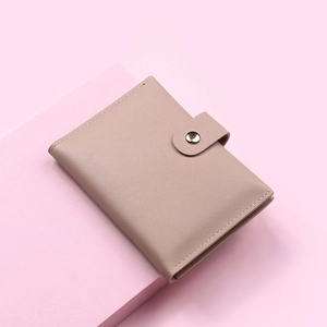 Portacarte in morbida pelle PU beige da donna con chiusura sicura a fibbia
