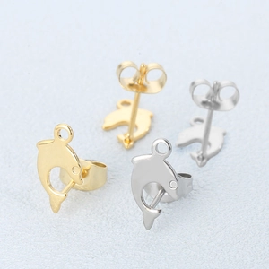 Minimalistische Delphin Ohrstecker aus Edelstahl in Gold und Silber, Vorder- und Rückseite