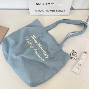 Dettaglio borsa tote in denim azzurro con ricamo bianco Blue Monday Friday feeling