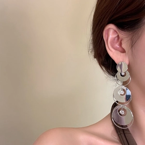 Eleganti orecchini circolari in argento a più strati con zirconi lucenti da donna