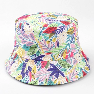 Détail des motifs de feuilles vibrants sur le tissu épais du chapeau de soleil