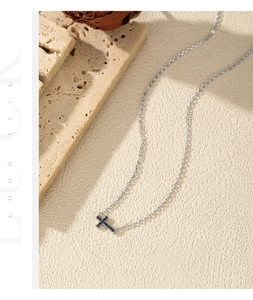 Exquis collier en argent S925 avec pendentif croix serti de pierres bleu saphir