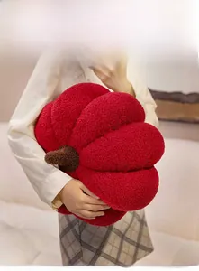 Detail van zacht pluche pompoenkussen in getextureerde stof als gezellige huisdecoratie