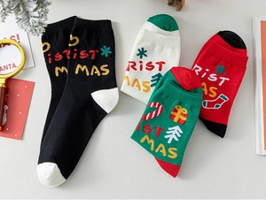 Vue détaillée des chaussettes de Noël mi-mollet avec motifs festifs en plusieurs couleurs