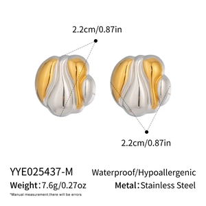 Vue macro des boucles d'oreilles géométriques texturées avec dimensions et poids