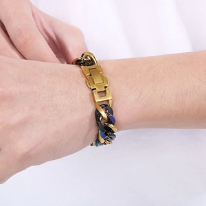 Détail d'un bracelet tendance en acier titane arc-en-ciel avec maillons dorés au poignet