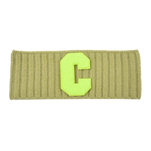 Gros plan sur un bandeau en tricot vert olive avec écusson lettre C jaune et texture