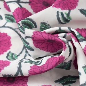 Ensemble de vacances pour femmes en tissu blanc doux avec imprimés fleurs rose vif