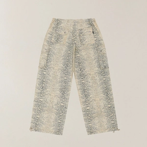 Détail du pantalon cargo en coton à motif serpent rétro avec poches arrière et cordon