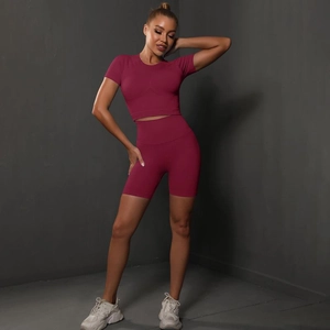 Détail d'un ensemble de yoga bordeaux sans couture avec texture tricotée et coupe ajustée