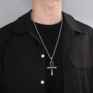 Collier croix Ankh vintage en argent avec texture peau de serpent et chaîne torsadée