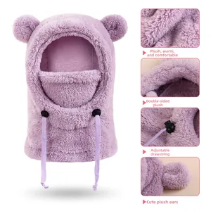 Détail d'une cagoule en peluche violette pour enfant avec texture douce et oreilles d'ours