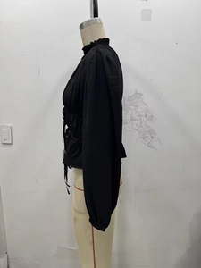 Detail der schwarzen Georgette-Bluse mit Puffärmeln und verstellbarem Kordelzug an der Taille