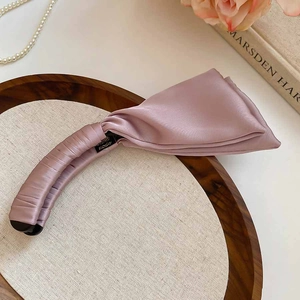 Détail de la pince à cheveux en satin rose faite à la main avec un nœud papillon doux
