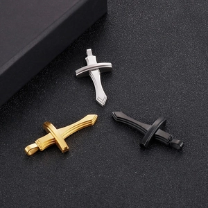 Colliers avec pendentif croix en acier inoxydable or, argent et noir pour mode masculine