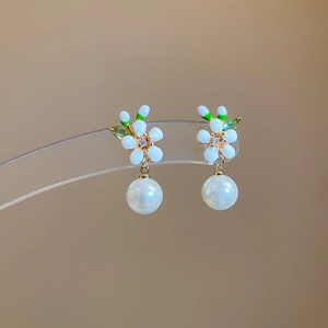 Detailansicht der 18k vergoldeten Blumenohrringe mit Perlen und Zirkonia-Kristallen