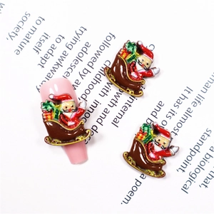 Detail eines Emaille-Weihnachtsmanns auf einem Schlitten für 3D-Nagelkunst-Design