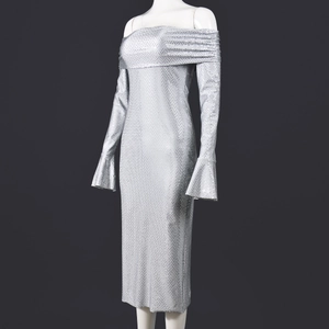 Détail d'une robe de soirée à paillettes argentées, épaules dénudées et coupe ajustée