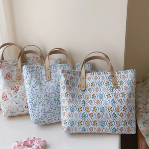 Détails de sacs fourre-tout en coton fleuri avec poignées en similicuir kaki et rivets