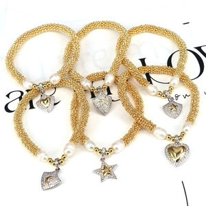 Goldenes Perlenarmband-Set mit Mond-Stern-Anhängern, Perlen und Zirkon-Akzenten
