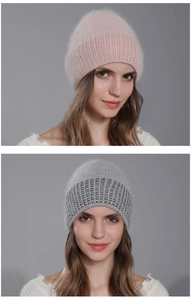 Dettaglio dei berretti in maglia d'angora rosa e grigio con morbida trama pelosa