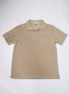 Dettaglio macro della polo in maglia kaki con trama verticale e design del colletto