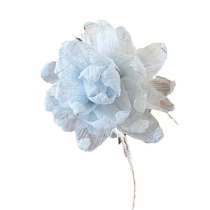 Eleganter hellblauer Organza-Blumen-Haarclip mit stilvollem, geschichtetem Petal-Design
