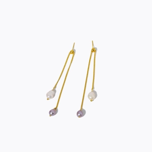 Minimalist S925 silver fringe earrings with natural freshwater pearls on gold chains